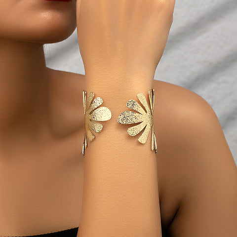 Fashionable design, personalized and exaggerated hand decorations, leaf openings m3331119